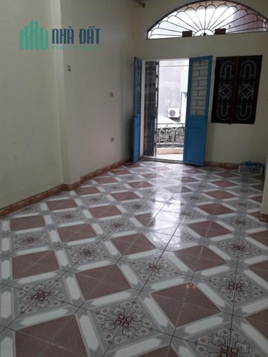 Chính chủ cho thuê nhà riêng 2.5 tầng, mỗi tầng 30m2. Có 2 phòng ngủ, 2 nhà vệ sinh. Nhà ngay sau