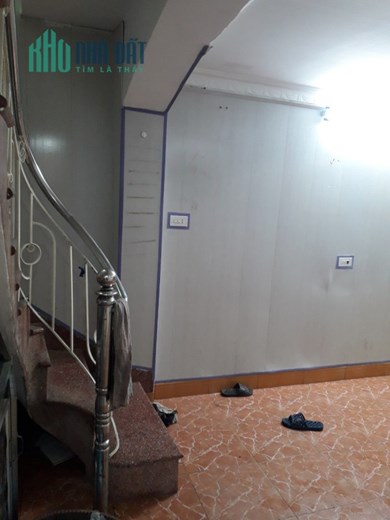 Chính chủ cho thuê nhà riêng 2.5 tầng, mỗi tầng 30m2. Có 2 phòng ngủ, 2 nhà vệ sinh. Nhà ngay sau