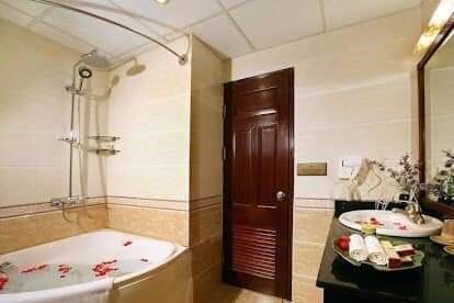 Chính Chủ Cần Bán Khách Sạn 4 Sao Phố Cổ – Doanh Thu Khủng Khiếp – 10m Ra Phố – 8 Tầng Thang Máy để