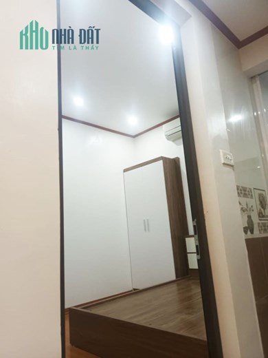 Bán nhà đẹp tập thể MP Nguyên Hồng giá 2,25 tỷ, 60m2, 2 ngủ, giao ngay