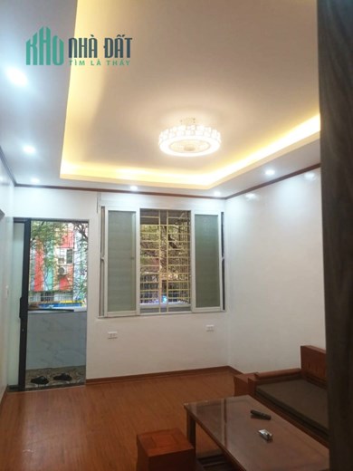 Bán nhà đẹp tập thể MP Nguyên Hồng giá 2,25 tỷ, 60m2, 2 ngủ, giao ngay