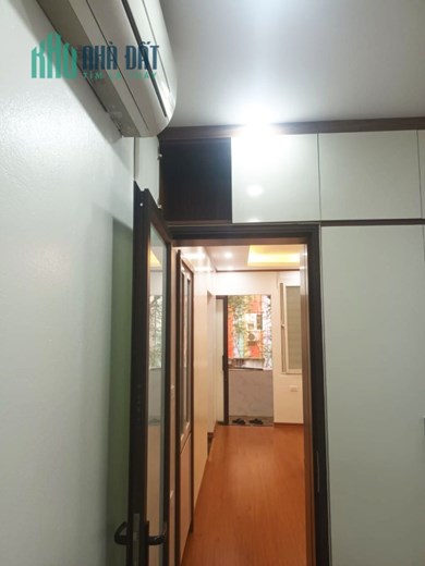 Bán nhà đẹp tập thể MP Nguyên Hồng giá 2,25 tỷ, 60m2, 2 ngủ, giao ngay