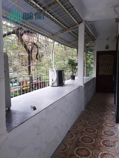 Bán nhà đẹp tập thể MP Nguyên Hồng giá 2,25 tỷ, 60m2, 2 ngủ, giao ngay