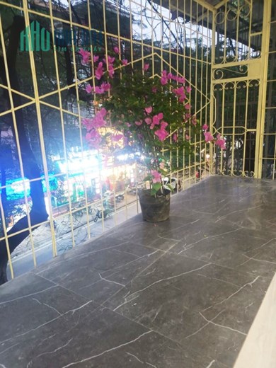 Bán nhà đẹp tập thể MP Nguyên Hồng giá 2,25 tỷ, 60m2, 2 ngủ, giao ngay