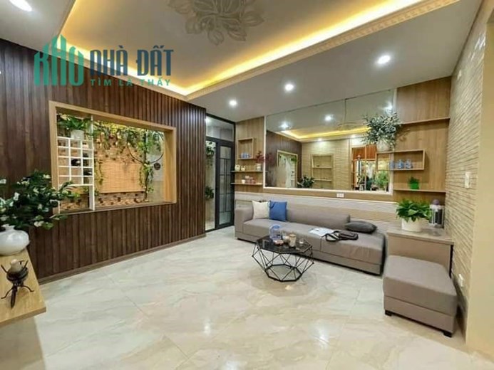 CẦN VỐN  BÁN GẤP NHÀ PHỐ NGỌC LÂM,  Ô TÔ VÀO NHÀ  TẶNG NỘI THẤT .