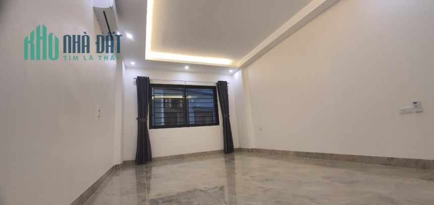 Bán nhà Ngọc Thuỵ, Dt 38m, nhà 4 tầng, mặt tiền 4 m, giá hơn 4 tỷ.