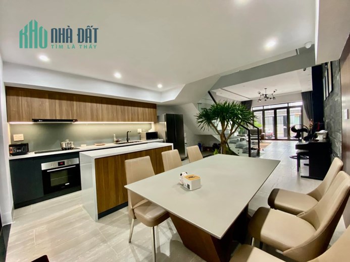 Bán nhà MP Nguyễn Văn Cừ 95m2,  25 tỷ. KD Vỉa hè siêu rộng, 2 mặt ngõ thoáng.
