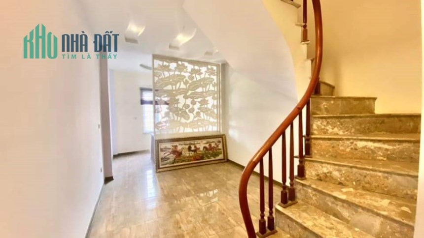 Ô tô đỗ cửa, vào nhà Lĩnh Nam, Hoàng Mai 40m2, 5 tầng, hơn 3 tỷ