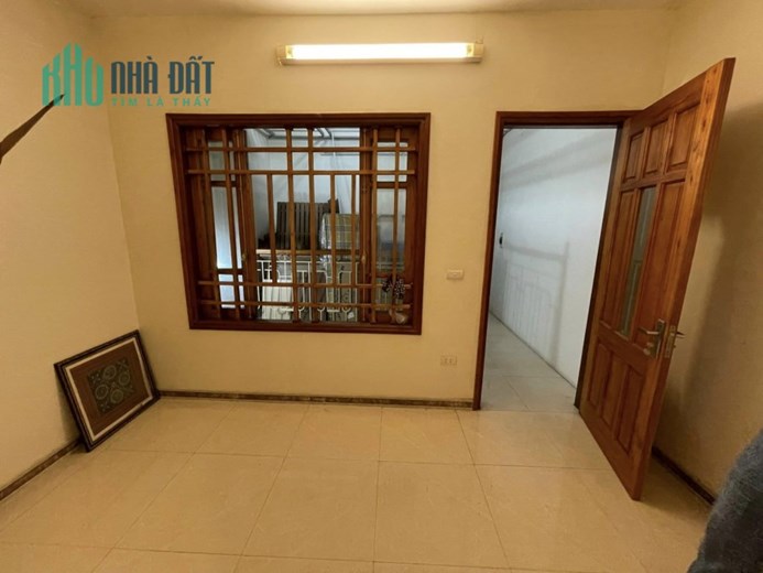 Cần bán nhà Trần Quốc Hoàn, Cầu Giấy, 41 x 4 tầng, phân lô, ô tô vào nhà, kinh doanh, vỉa hè.