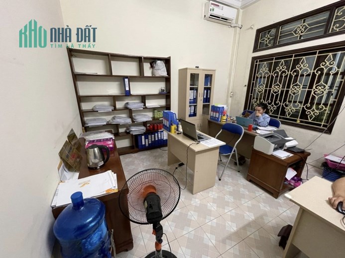 Cần bán nhà Trần Quốc Hoàn, Cầu Giấy, 41 x 4 tầng, phân lô, ô tô vào nhà, kinh doanh, vỉa hè.