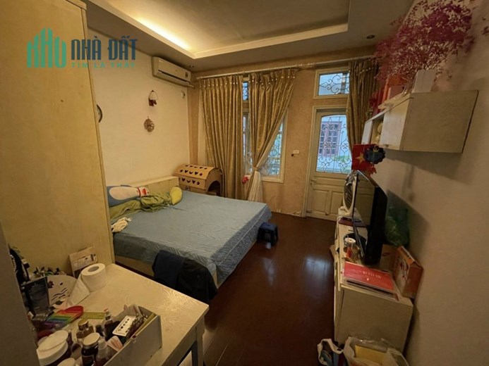 Cần bán nhà Trần Quốc Hoàn, Cầu Giấy, 41 x 4 tầng, phân lô, ô tô vào nhà, kinh doanh, vỉa hè.