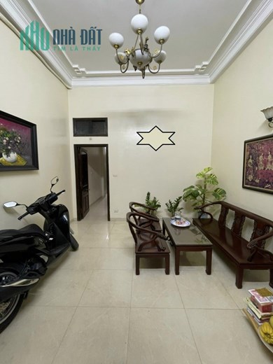 Cần bán nhà Trần Quốc Hoàn, Cầu Giấy, 41 x 4 tầng, phân lô, ô tô vào nhà, kinh doanh, vỉa hè.