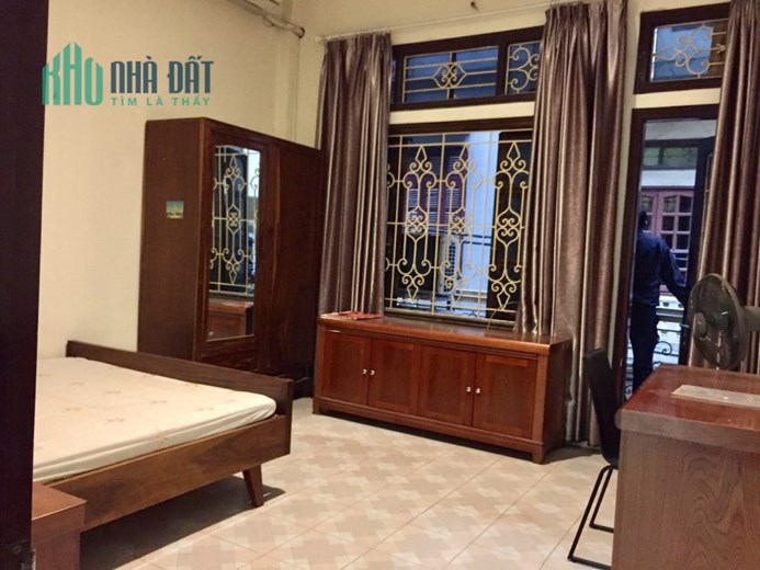 Cần bán nhà Trần Quốc Hoàn, Cầu Giấy, 41 x 4 tầng, phân lô, ô tô vào nhà, kinh doanh, vỉa hè.