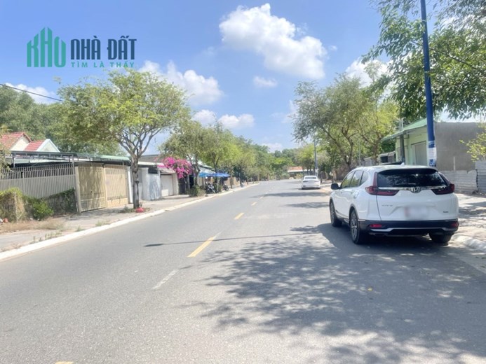 Lô 5 x 30m, NH: 8.6m, mặt tiền đường hàng me số 14 Trung Tâm Thị Trấn Long Điền.