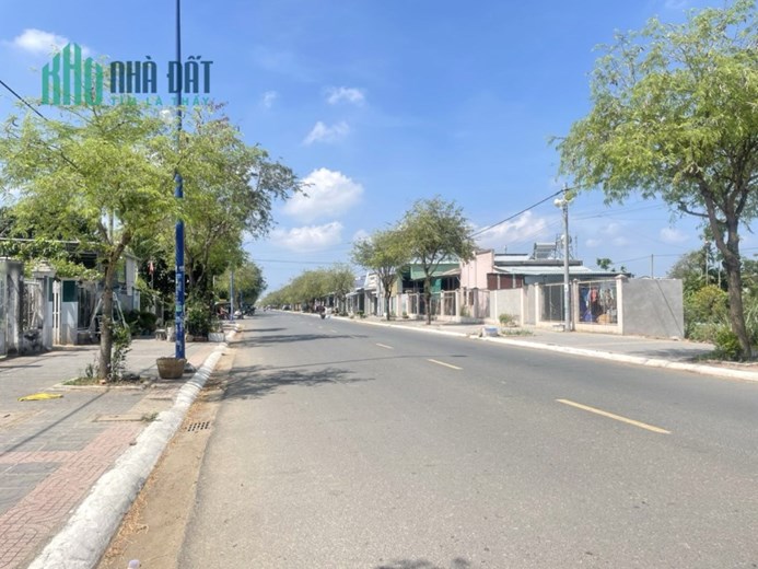 Lô 5 x 30m, NH: 8.6m, mặt tiền đường hàng me số 14 Trung Tâm Thị Trấn Long Điền.