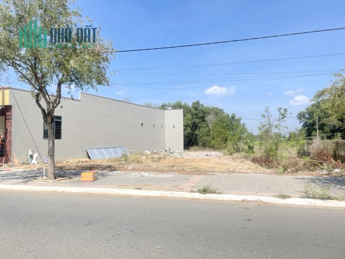 Lô 5 x 30m, NH: 8.6m, mặt tiền đường hàng me số 14 Trung Tâm Thị Trấn Long Điền.