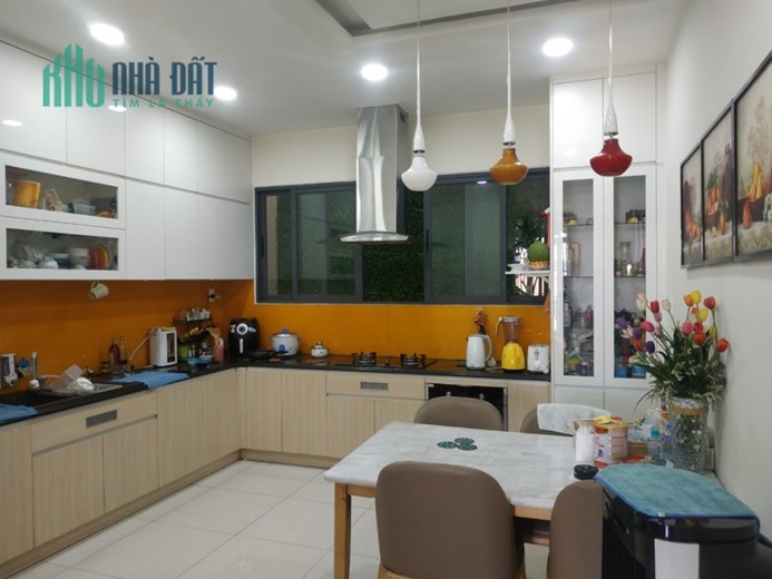 Bán nhà HXT đường Lê Văn Quới, Bình Tân, 67m2, 4x17, 5 tầng, 4PN, chỉ 7.6 tỷ TL chính chủ.