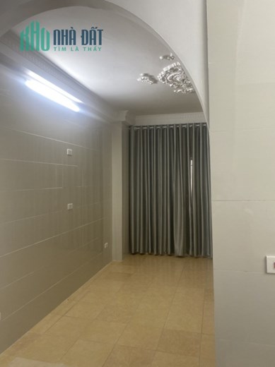 Bán nhà 5 tầng Lĩnh Nam, 3 ngủ, lô góc giá 2 tỷ. Ô tô