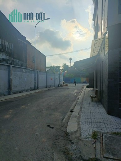 Nhà tân phú cạnh đầm sen đường hòa bình, hẻm ba gác, 96m2 chỉ 7 tỷ, cách hẻm xe tải 20m