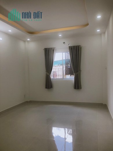 Bán nhà Hẻm xe hơi cách mặt tiền Xóm Chiếu Q 4 - 20 m 
Dt Ngang 3,4 x 14,5 m Đúc 4 tấm 
5 phòng