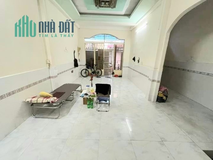 Bán nhà Xóm Chiếu Diện tích 75m2 Ngang 3.5 nở hậu 8.6 x 12.5 m
 có 75 triệu m Q4 cách Q1 có 70 m