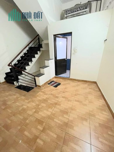 Bán nhà Xóm Chiếu Diện tích 75m2 Ngang 3.5 nở hậu 8.6 x 12.5 m
 có 75 triệu m Q4 cách Q1 có 70 m