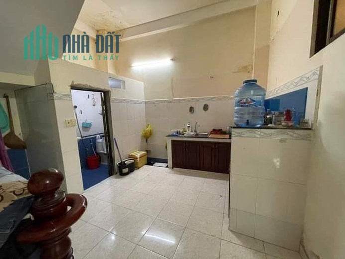 Bán nhà Xóm Chiếu Diện tích 75m2 Ngang 3.5 nở hậu 8.6 x 12.5 m
 có 75 triệu m Q4 cách Q1 có 70 m