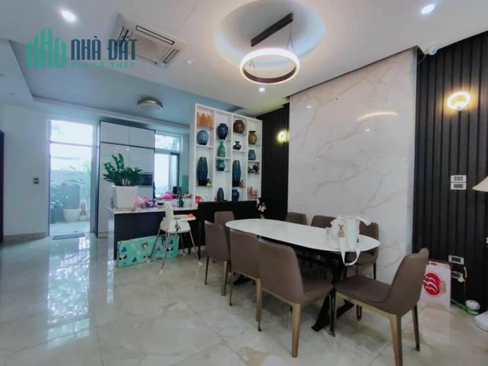 Bán Biệt phủ Việt Hưng, Long Biên. Biệt phủ có vườn cây, ao cá, hồ bơi. Giá chỉ hơn 30 tỷ