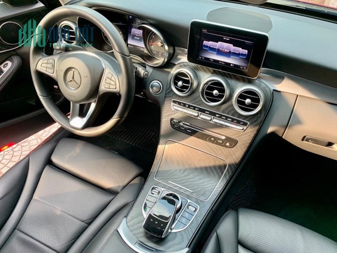 Bán Xe Mercedes Benz C class C200 2017 Màu đỏ nội thất đen.90 Nguyễn Văn Cừ Hà Nội