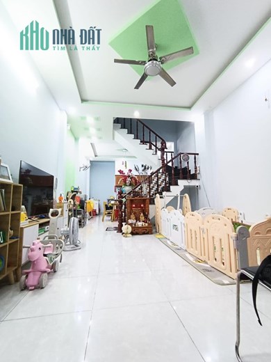 Bán gấp nhà Quận 12, hẻm xe hơi, diện tích 64m2, chỉ hơn 3 tỷ