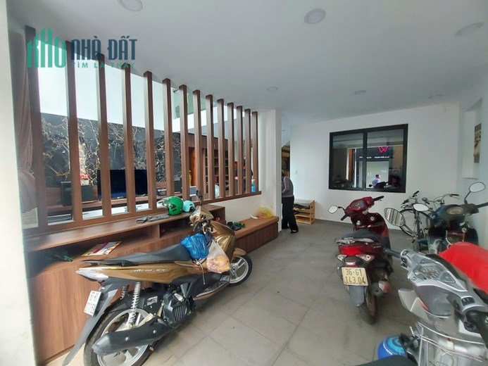 Bán nhà hxh thông Hoàng Hoa Thám-4 lầu- 112m2 -ngang 7.3m -nội thất cao cấp