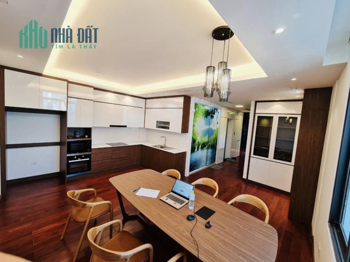 Bán tòa nhà 9 tầng mặt phố Hoàng Cầu, Đống Đa, có hầm, 240m, mtiền 10m, 108 tỷ