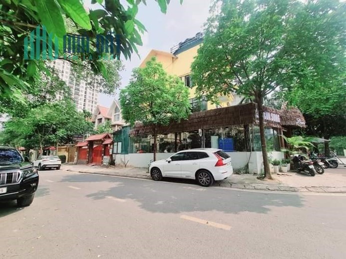 Cần Bán Biệt Thự KĐT mới Dịch Vọng dt:218m2 x 3,5 tầng Mt: 8.6m Giá chào bán 55 tỷ