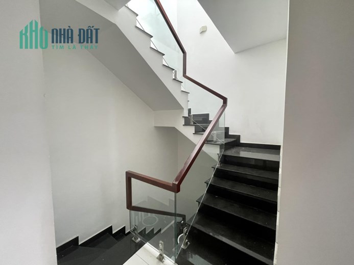 CHỈ NHỈN 4 TỶ CÓ NGAY NHÀ KẾ BẾN XE MIỀN TÂY - GIÁP QUẬN 6, 7 x 9, 3 TẦNG, HXH.