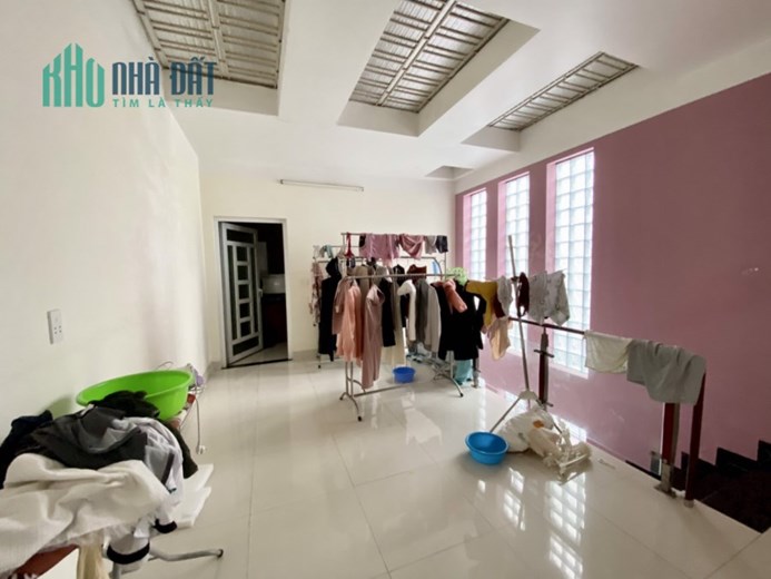 Bán nhà phố Hoàng Ngọc Phách, 61m 3 tầng dân xây, ô.tô đỗ cửa 24h, GIÁ 4.2 tỉ