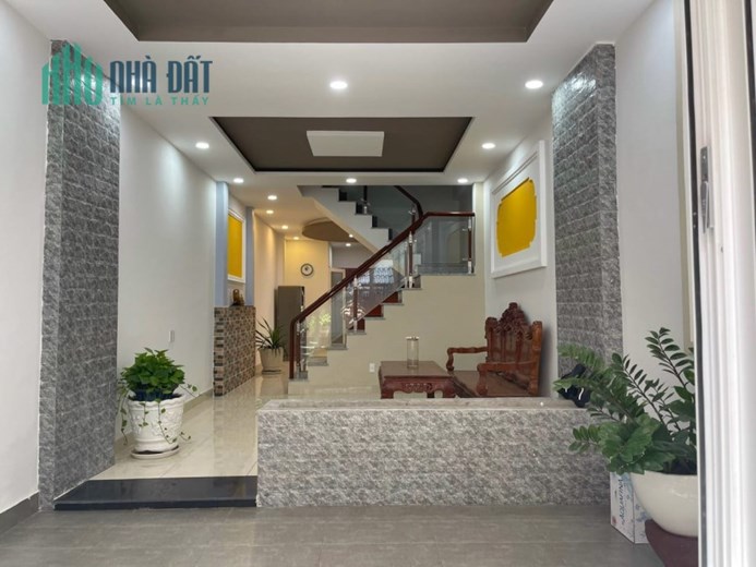 BÁN NHÀ THÍCH QUẢNG ĐỨC 4M X20M FULL NỘI THẤT DỌN VÀO Ở NGAY.