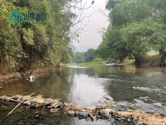 Siêu phẩm hiếm có 6500m 3266m ont suối lớn bám vùng quanh, view đẹp, bám đường nhựa liên xã tại Kim