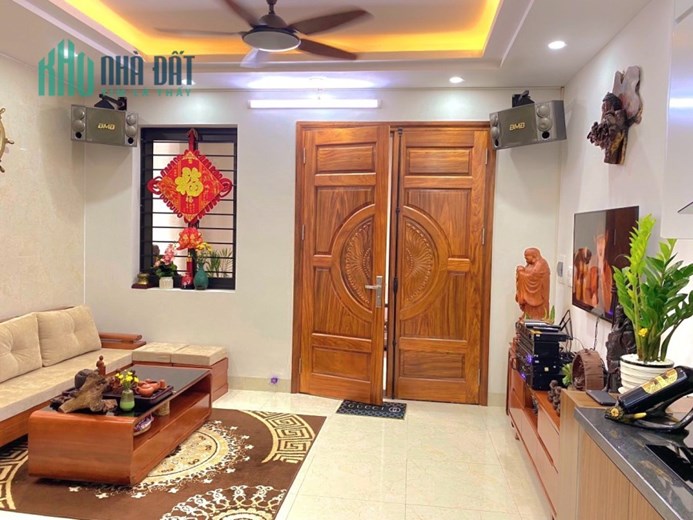 Bán nhà Ngọc Thuỵ, Dt 32m, nhà 5 tầng, 3 ngủ, giá nhỉnh 4 tỷ.
