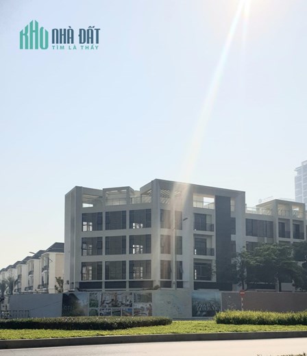 Bán nhà mặt phố Nguyễn Văn Huyên, KĐT Starlake, Lô góc, View hồ, 300m2, MT 30m, 145 tỷ