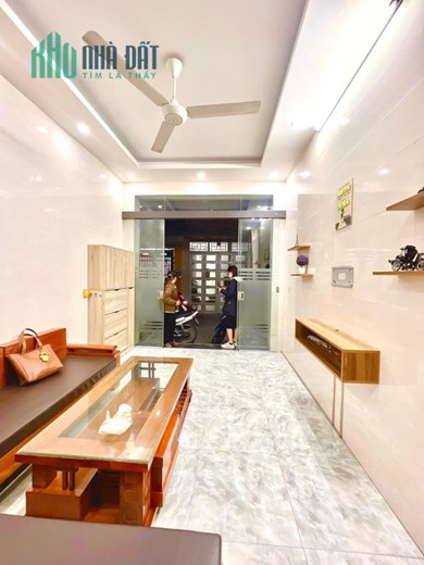 Cần bán gấp nhà Đê La Thành 30 x 5 tầng, Mt. 3.3m, giá sang tên 5.5 tỷ