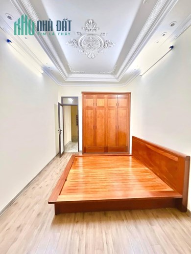 Cần bán gấp nhà Đê La Thành 30 x 5 tầng, Mt. 3.3m, giá sang tên 5.5 tỷ