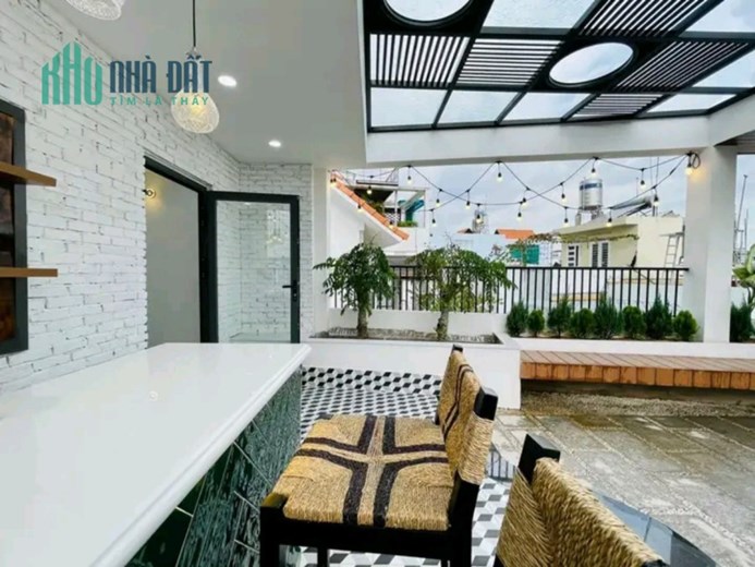 Nhà 4 tầng BTCT, diện tích 55m2, có sân thượng, ban công, 5 phòng ngủ