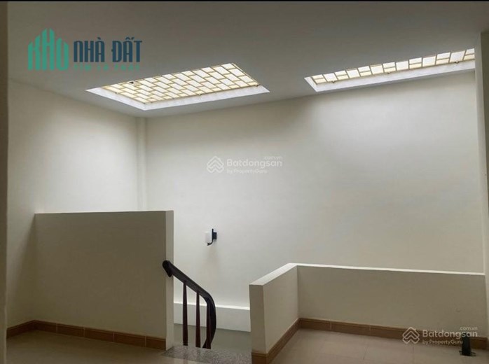 Bán nhà phố Nguyễn Khang, Cầu Giấy 35m2x5t, gần hồ,chợ, vài bước ra phố, giá 4tỷ hơn