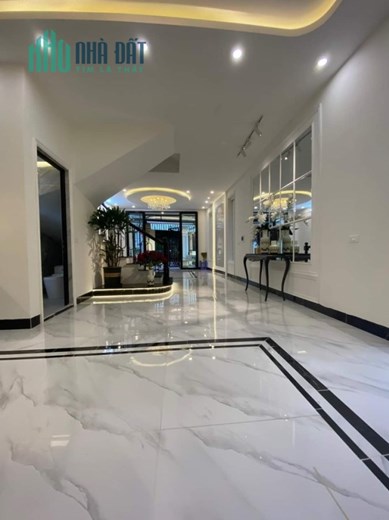 VỊ TRÍ VÀNG PHỐ NGUYỄN VĂN CỪ- LÔ GÓC - 2 MẶT TIỀN - GA RA Ô TÔ -  NHÀ ĐẸP NHƯ KHÁCH SẠN 5*