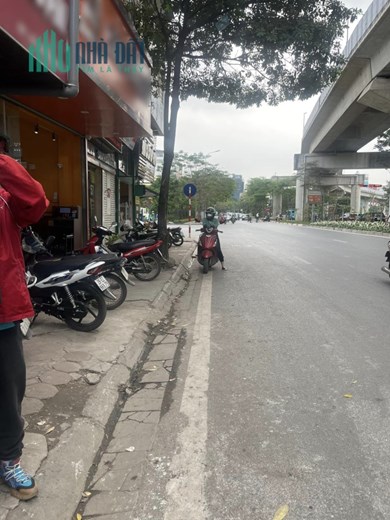 Bán nhà gấp Mặt phố Hoàng Cầu giá 11,7 tỷ, 35mx5T, Điểm Vàng KD Q.ĐĐ