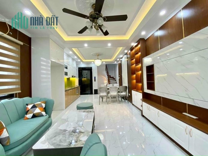 Cực rẻ,hiếm có  Nhà 3 tầng Sài Đồng, 45M,3 tầng, ô tô đỗ cổng,nở hậu, nhỉnh 2 tỷ