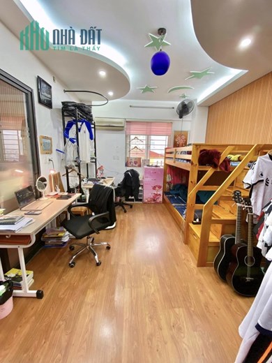 NHÀ ĐẸP Ở NGAY MAI DỊCH 42M x 4T, Ô TÔ, TẶNG NỘI THẤT 4.45 TỶ
-	Ngõ cực nông, siêu hiếm trong  tầm