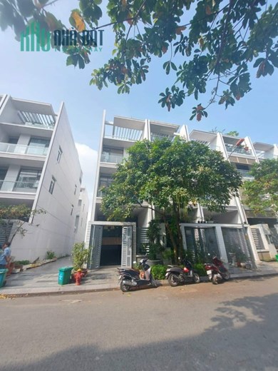LÔ KẾ GÓC 105M VẠN PHÚC 1, ĐANG CHO THUÊ VĂN PHÒNG 30TR/TH .