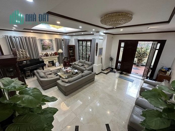 Biệt Thự 220m Mặt Tiền 35m. Khu Biệt Thự Cao Cấp Ở Mỹ Đình. Chủ Thiện Chí Cần Bán Gấp Tặng Toàn Bộ