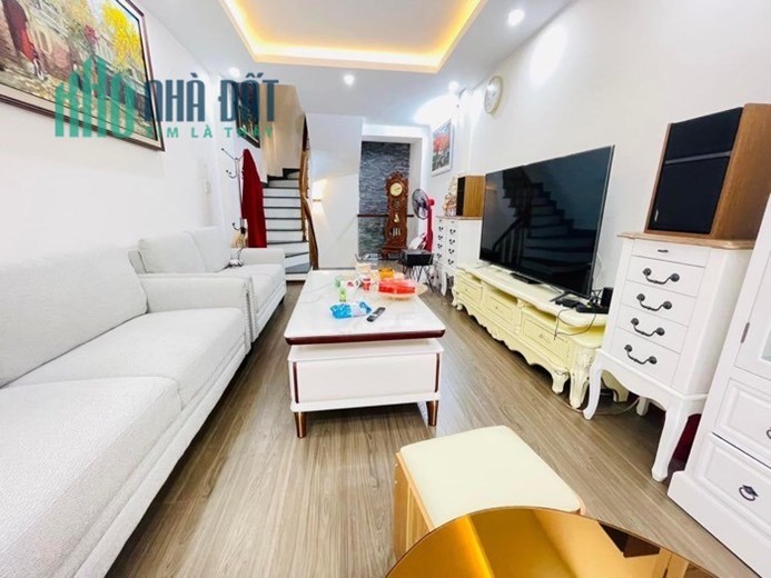 Bán nhà đẹp long lanh Đường Láng - nội thất siêu xịn xò - nhỉnh 5 tỷ - gần phố - an sinh đỉnh